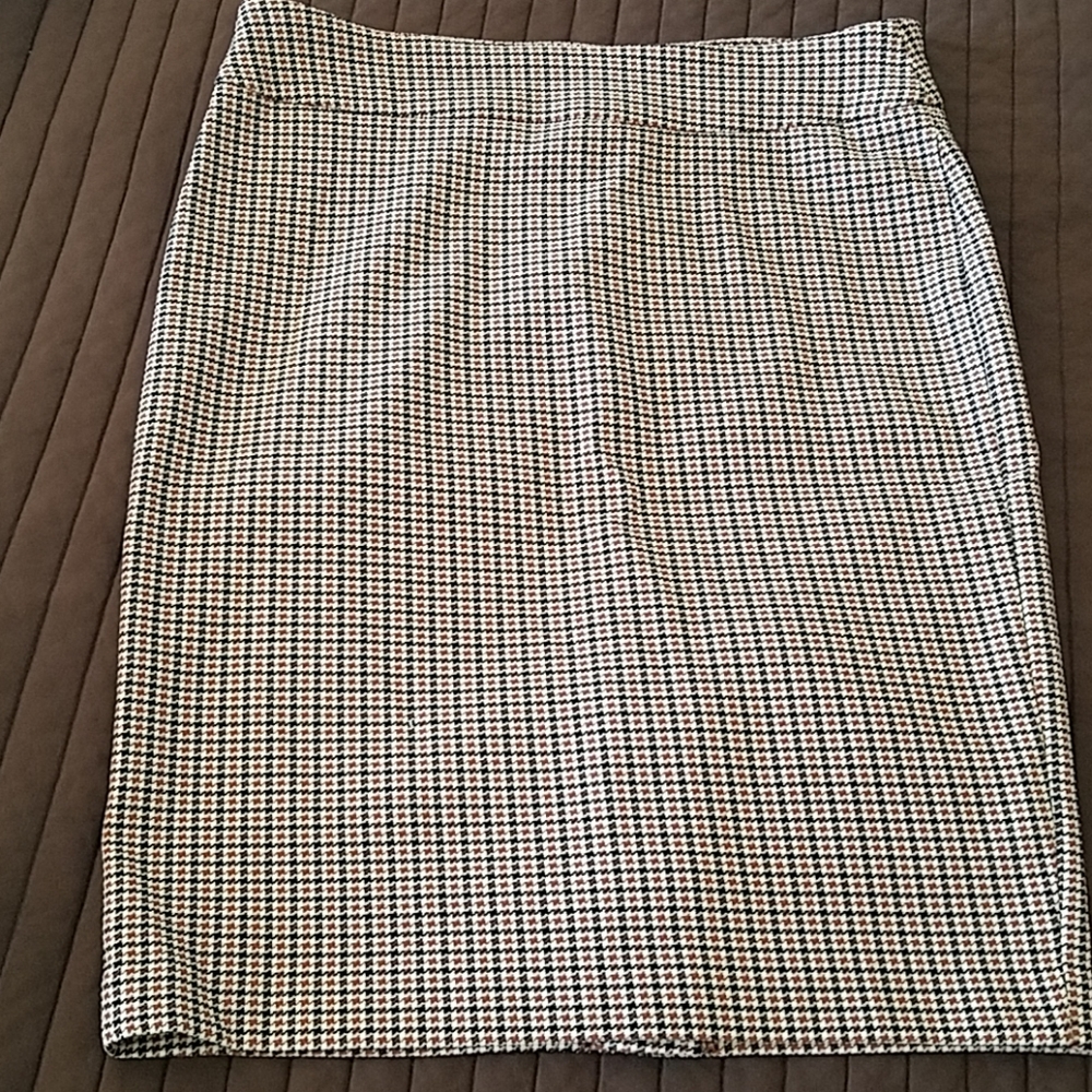 Houndstooth pull on skirt